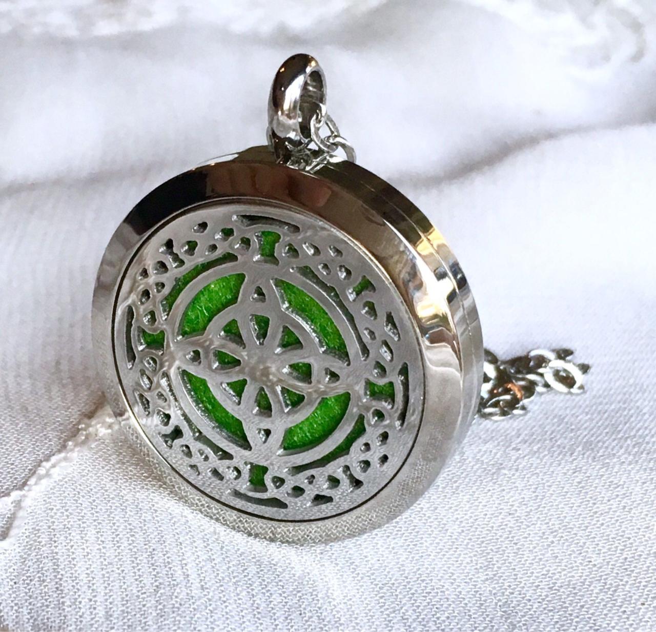 Aromatherapy diffuser necklace